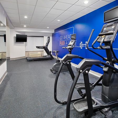 Holiday Inn Express & Suites Milwaukee Nw - Park Place By Ihg Ngoại thất bức ảnh