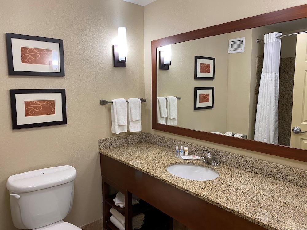 Holiday Inn Express & Suites Milwaukee Nw - Park Place By Ihg Ngoại thất bức ảnh