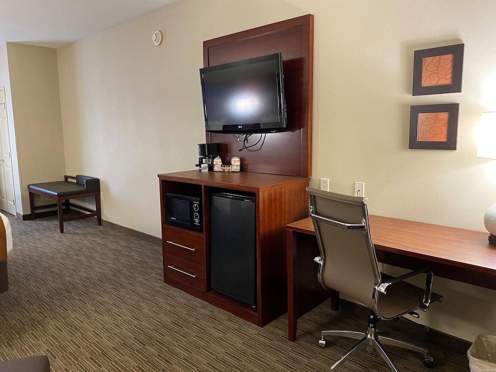 Holiday Inn Express & Suites Milwaukee Nw - Park Place By Ihg Ngoại thất bức ảnh