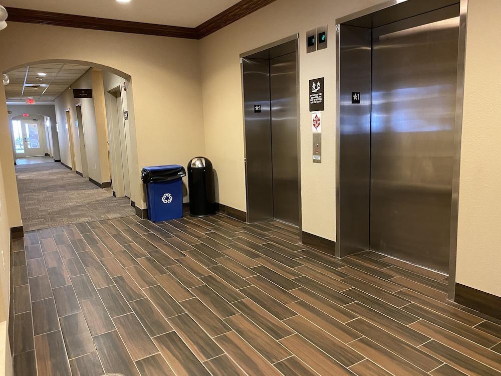 Holiday Inn Express & Suites Milwaukee Nw - Park Place By Ihg Ngoại thất bức ảnh