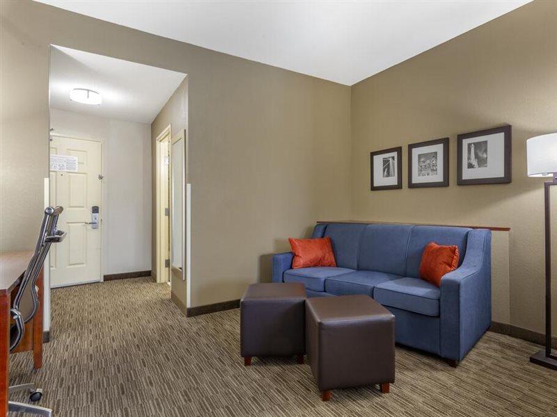 Holiday Inn Express & Suites Milwaukee Nw - Park Place By Ihg Ngoại thất bức ảnh