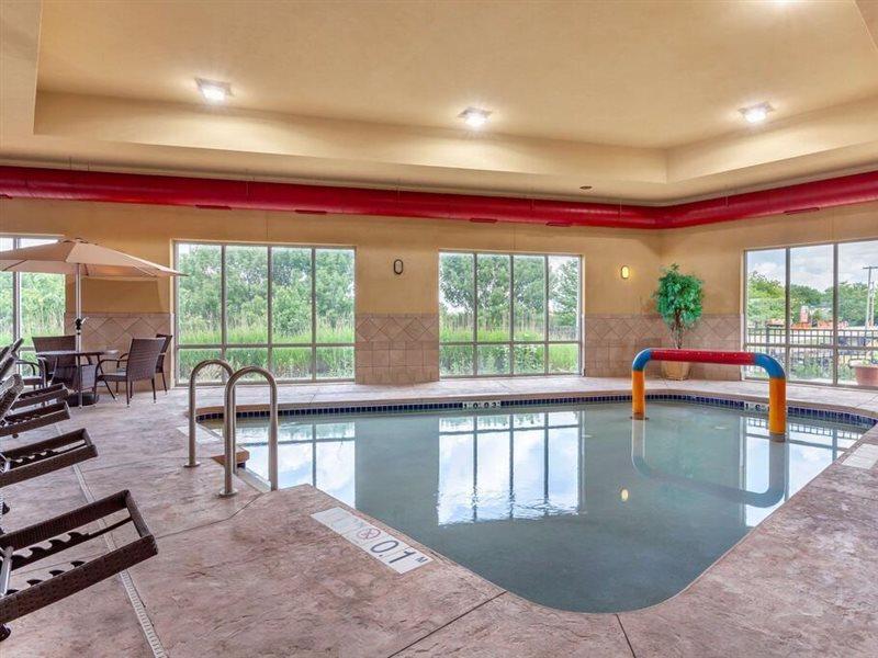Holiday Inn Express & Suites Milwaukee Nw - Park Place By Ihg Ngoại thất bức ảnh