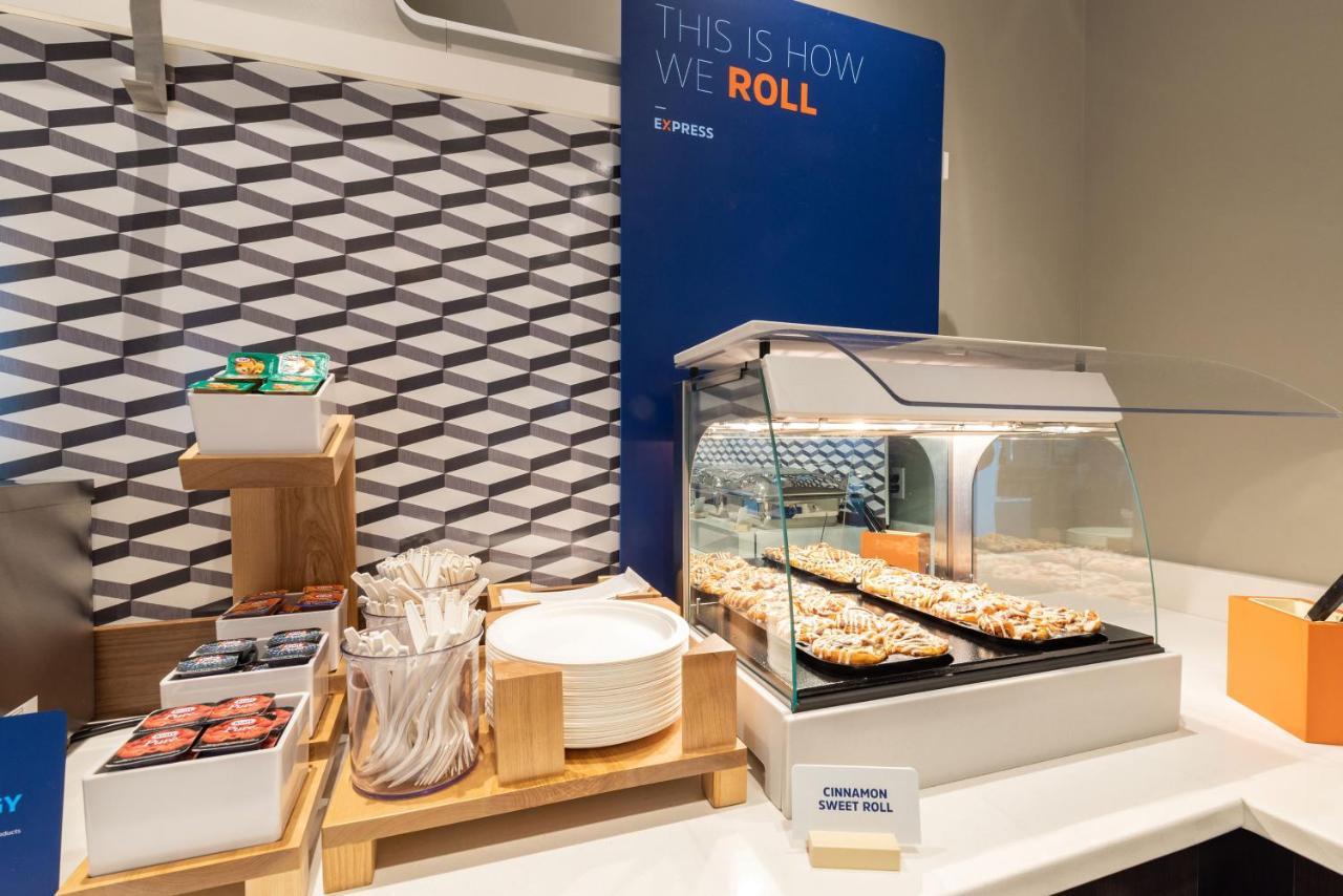 Holiday Inn Express & Suites Milwaukee Nw - Park Place By Ihg Ngoại thất bức ảnh