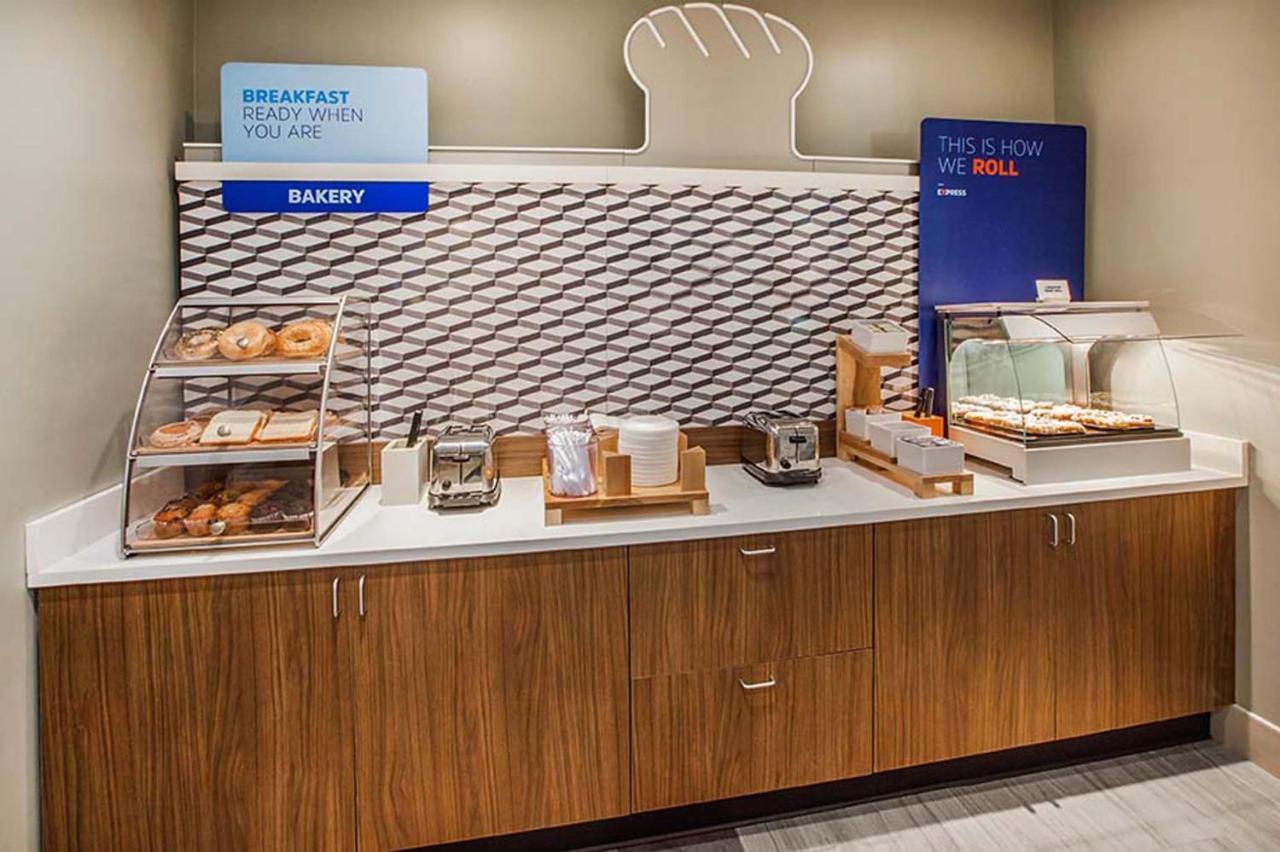 Holiday Inn Express & Suites Milwaukee Nw - Park Place By Ihg Ngoại thất bức ảnh