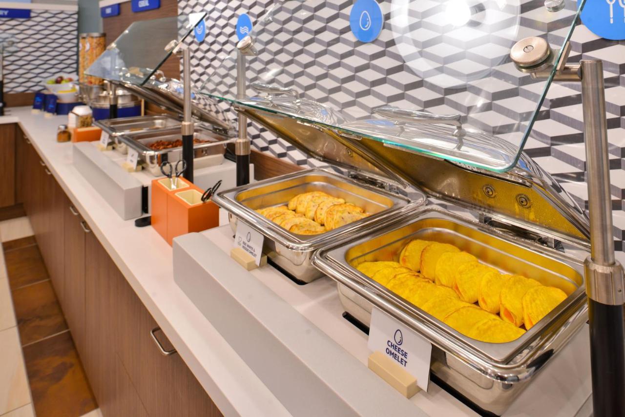 Holiday Inn Express & Suites Milwaukee Nw - Park Place By Ihg Ngoại thất bức ảnh