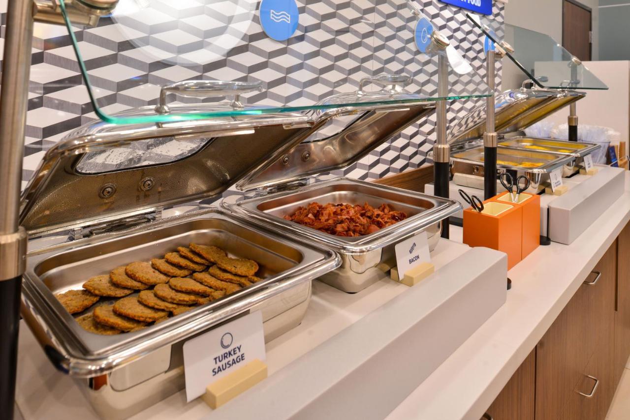 Holiday Inn Express & Suites Milwaukee Nw - Park Place By Ihg Ngoại thất bức ảnh