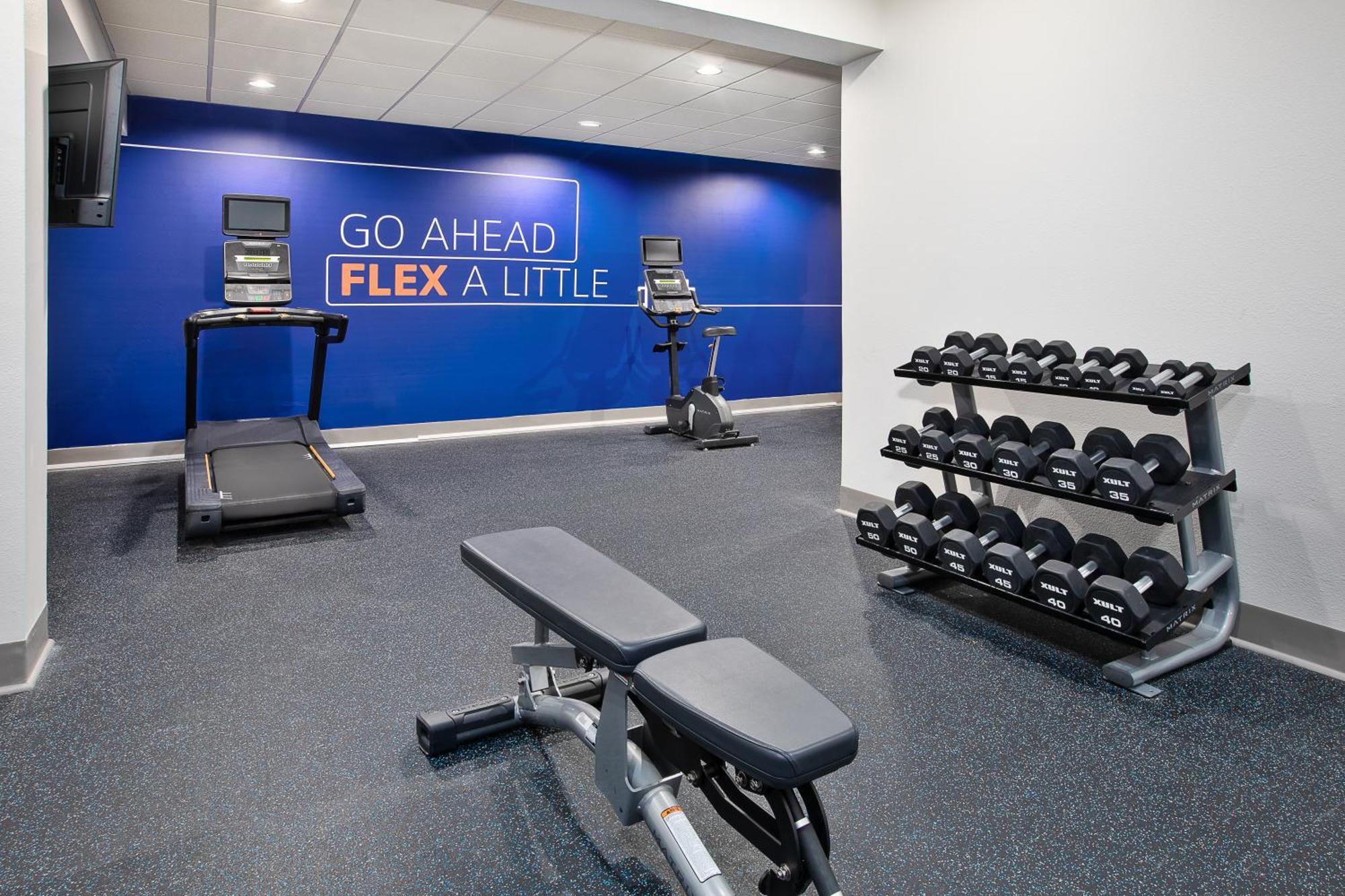 Holiday Inn Express & Suites Milwaukee Nw - Park Place By Ihg Ngoại thất bức ảnh