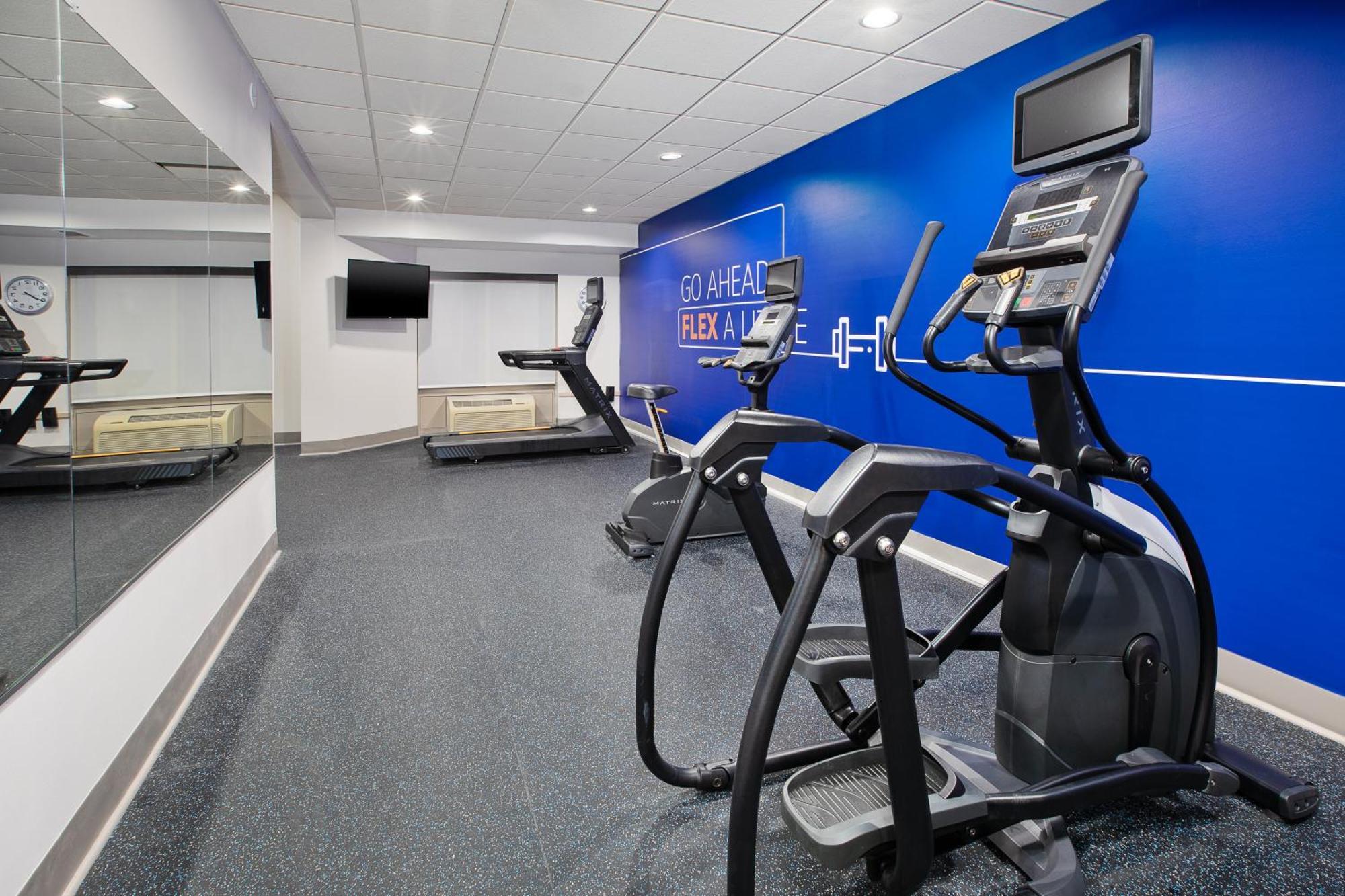 Holiday Inn Express & Suites Milwaukee Nw - Park Place By Ihg Ngoại thất bức ảnh