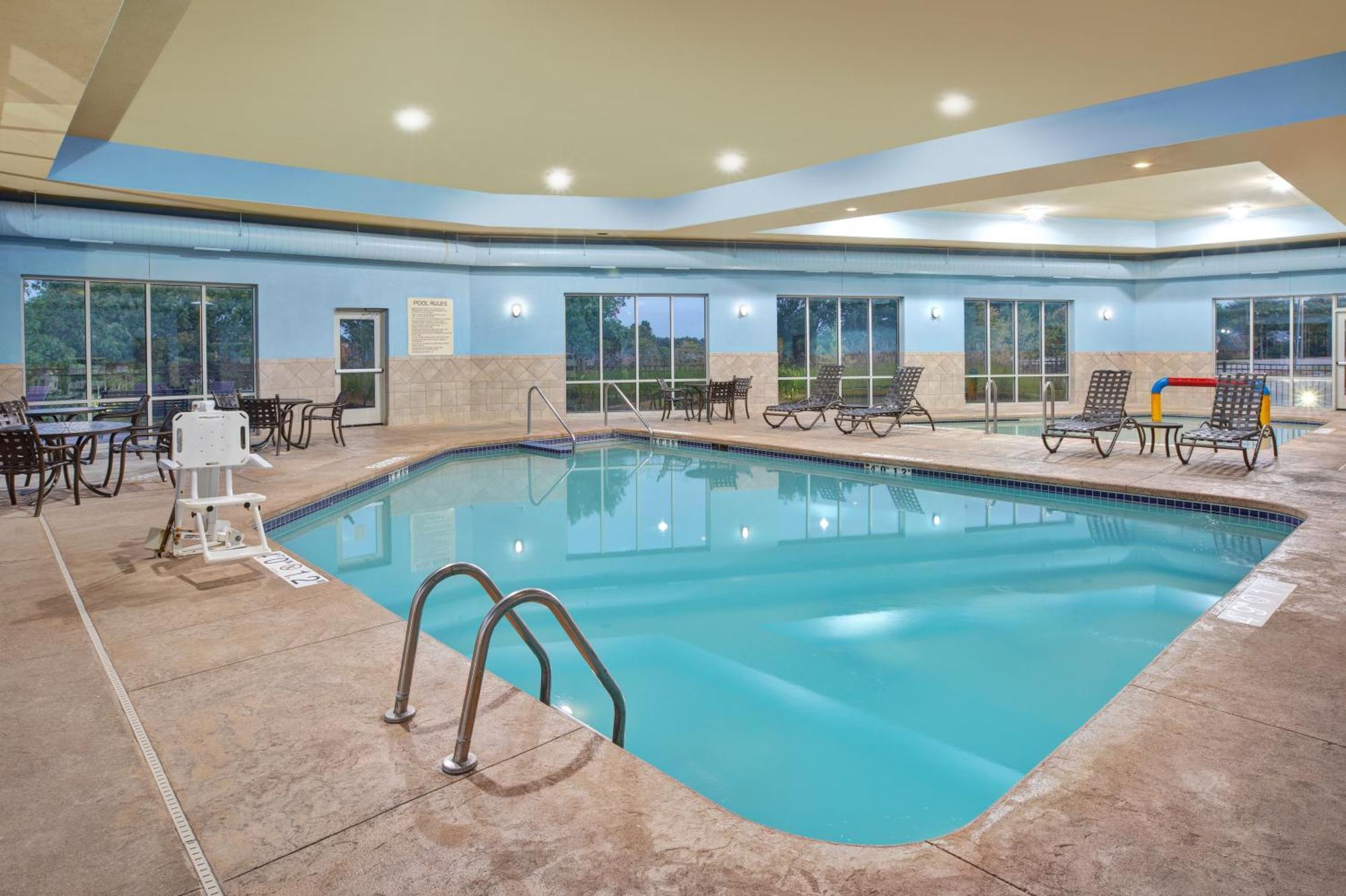 Holiday Inn Express & Suites Milwaukee Nw - Park Place By Ihg Ngoại thất bức ảnh