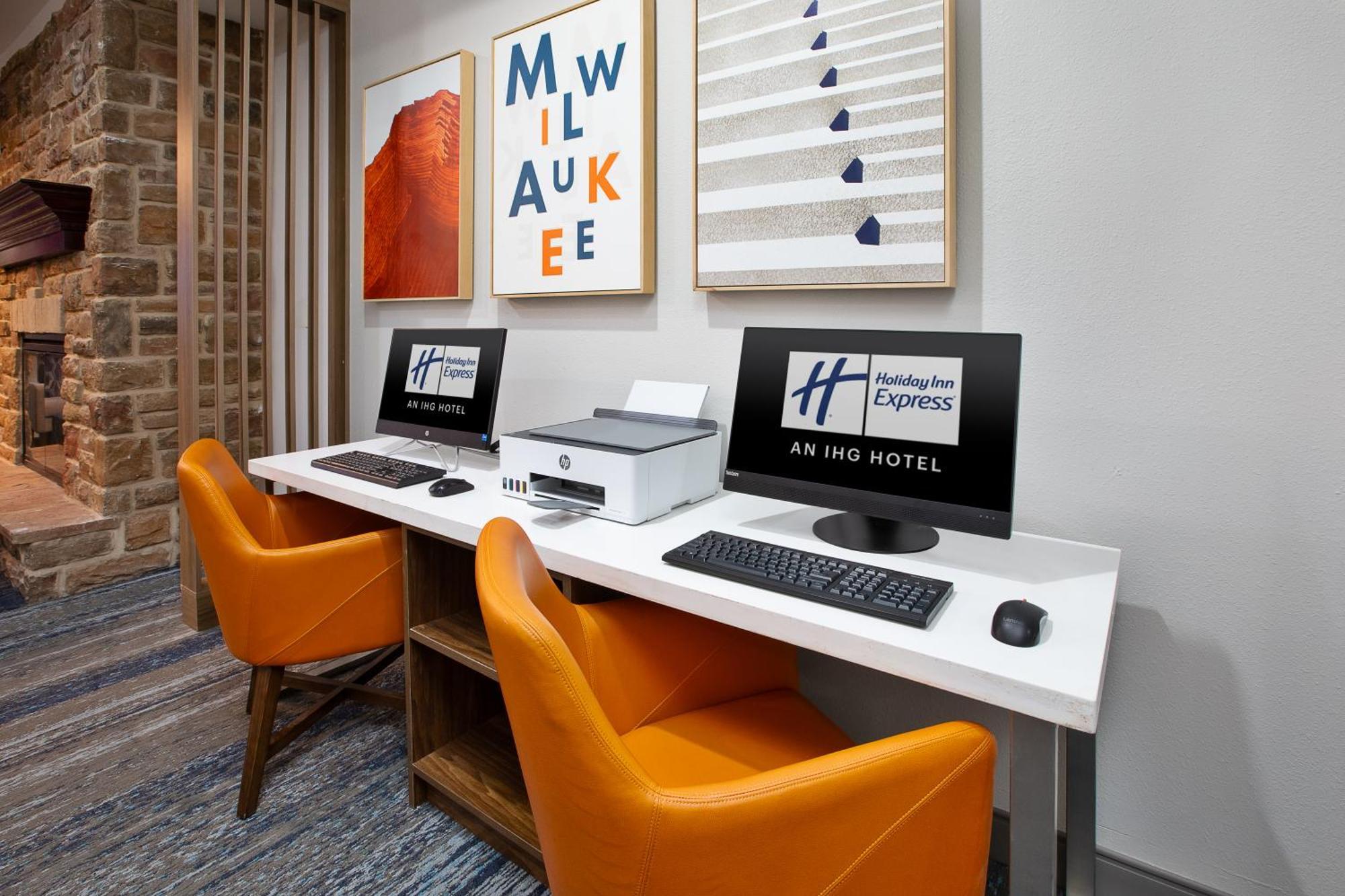 Holiday Inn Express & Suites Milwaukee Nw - Park Place By Ihg Ngoại thất bức ảnh