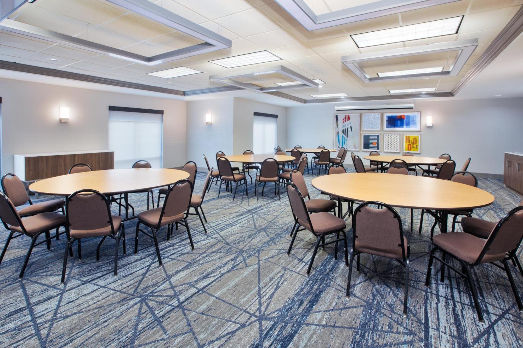 Holiday Inn Express & Suites Milwaukee Nw - Park Place By Ihg Ngoại thất bức ảnh
