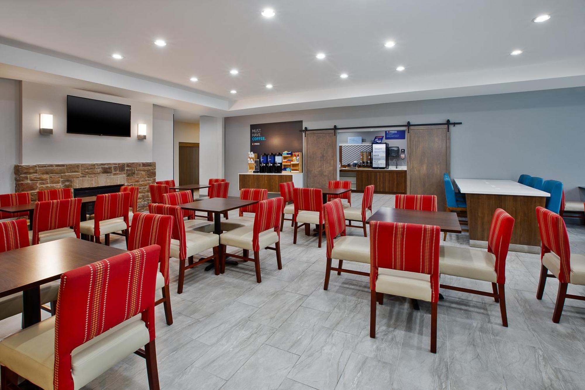 Holiday Inn Express & Suites Milwaukee Nw - Park Place By Ihg Ngoại thất bức ảnh