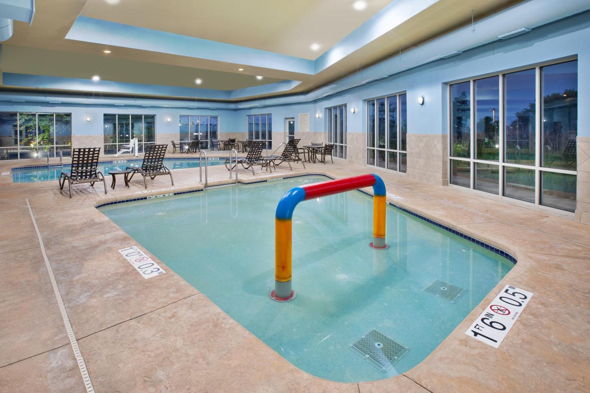 Holiday Inn Express & Suites Milwaukee Nw - Park Place By Ihg Ngoại thất bức ảnh