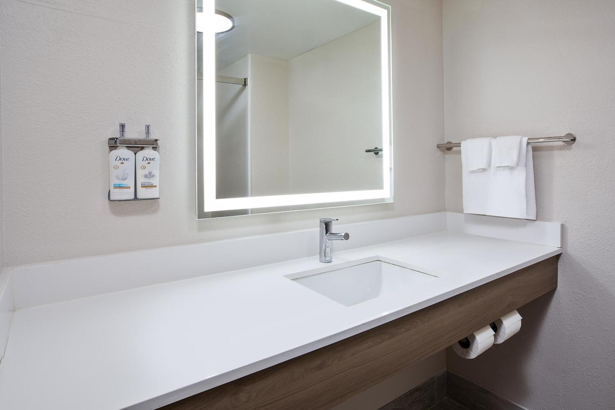 Holiday Inn Express & Suites Milwaukee Nw - Park Place By Ihg Ngoại thất bức ảnh