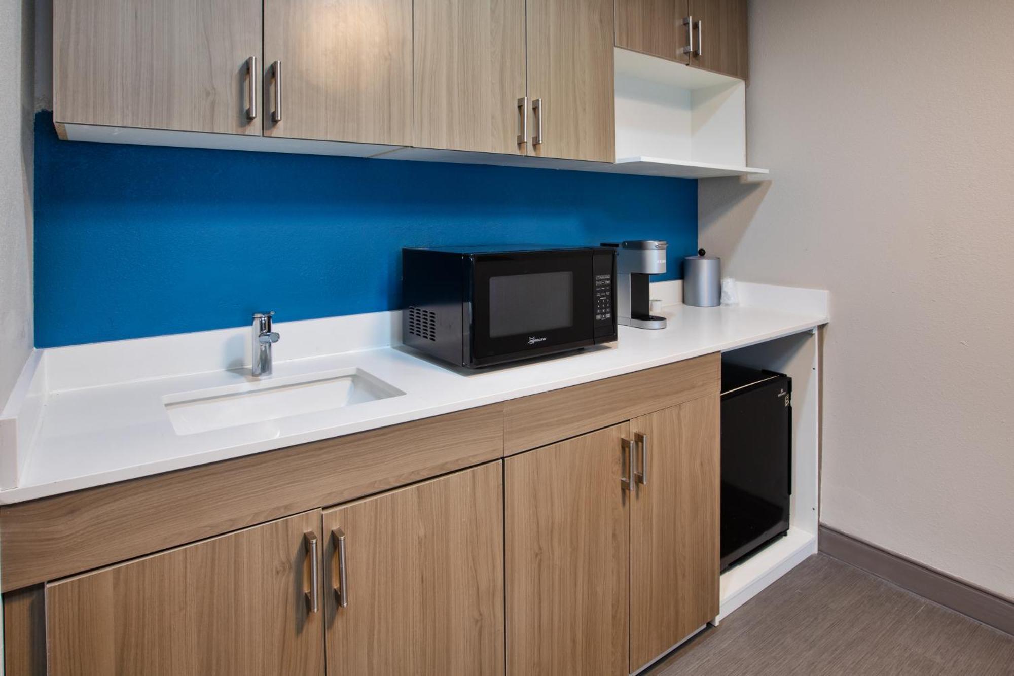 Holiday Inn Express & Suites Milwaukee Nw - Park Place By Ihg Ngoại thất bức ảnh