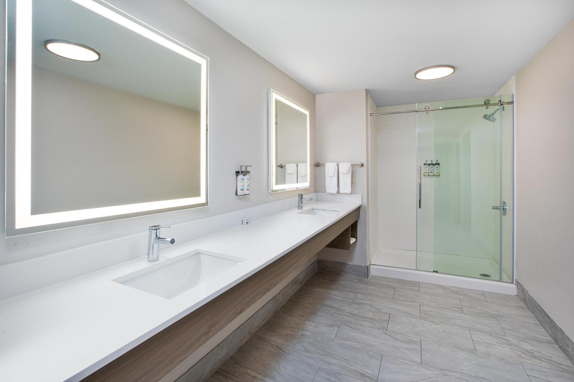 Holiday Inn Express & Suites Milwaukee Nw - Park Place By Ihg Ngoại thất bức ảnh