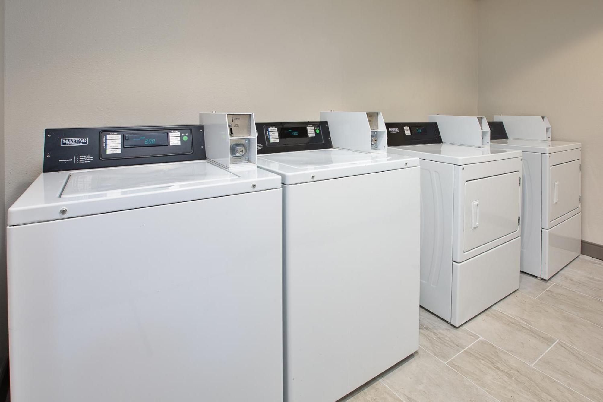 Holiday Inn Express & Suites Milwaukee Nw - Park Place By Ihg Ngoại thất bức ảnh