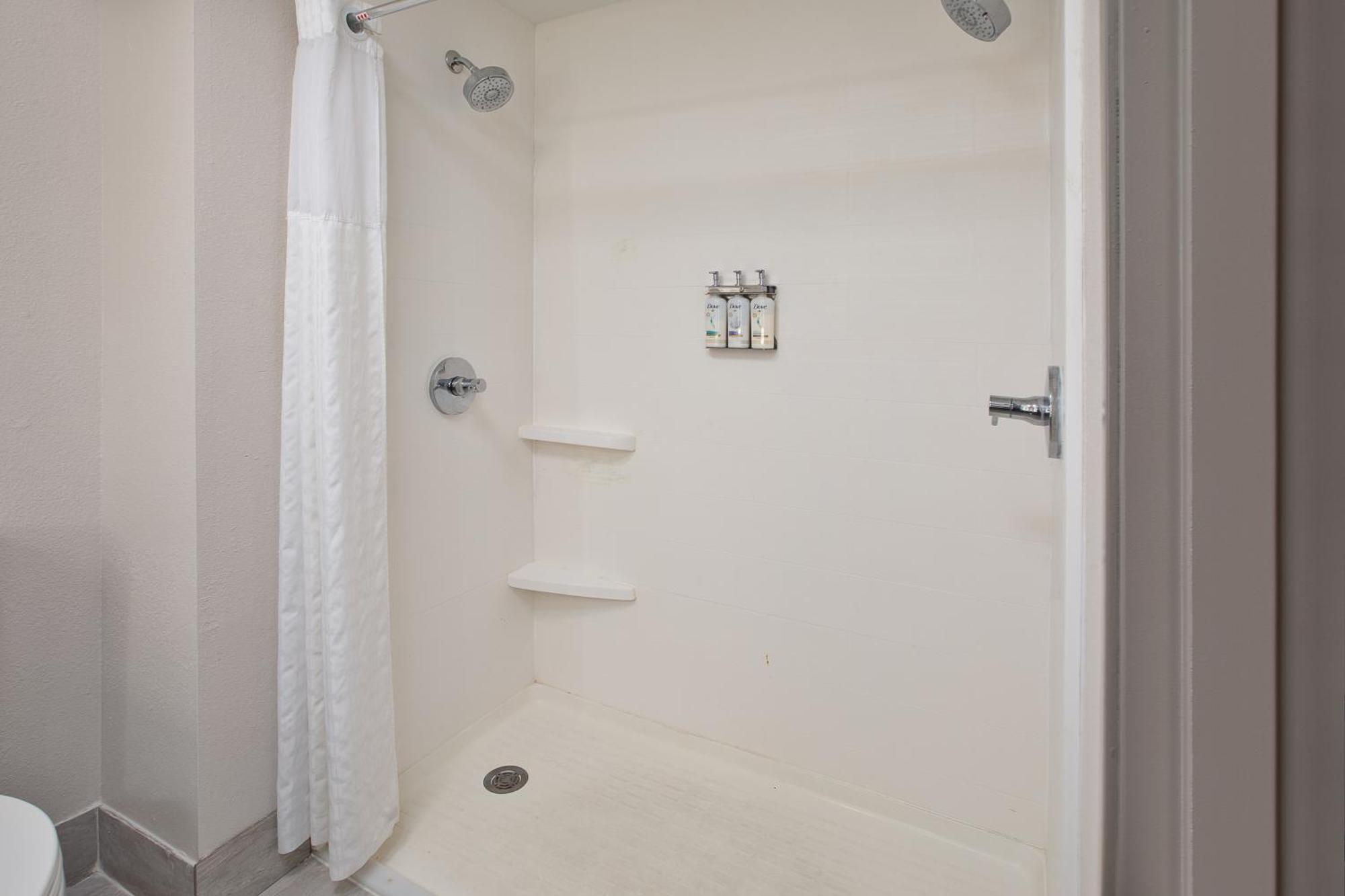 Holiday Inn Express & Suites Milwaukee Nw - Park Place By Ihg Ngoại thất bức ảnh