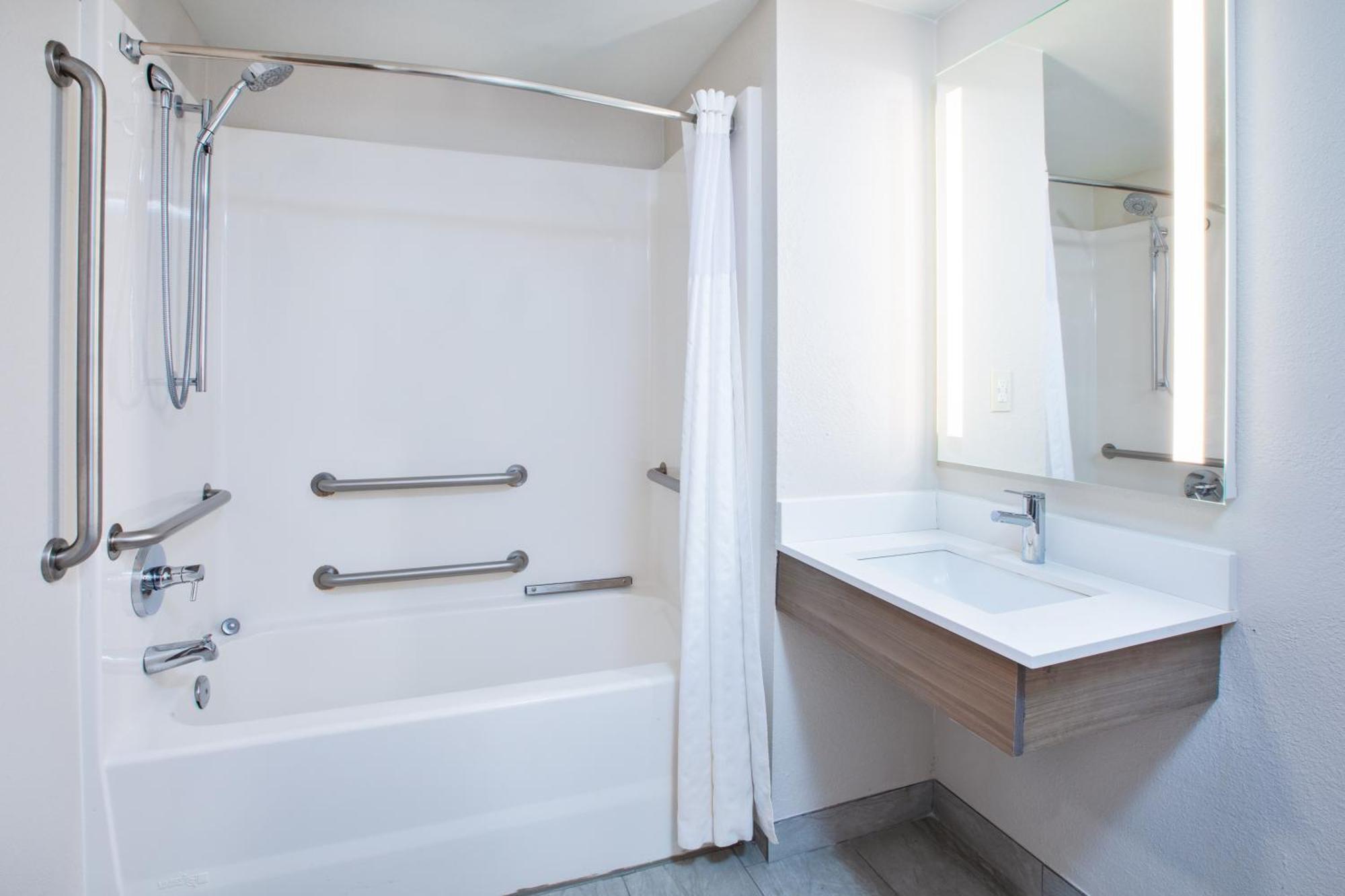 Holiday Inn Express & Suites Milwaukee Nw - Park Place By Ihg Ngoại thất bức ảnh