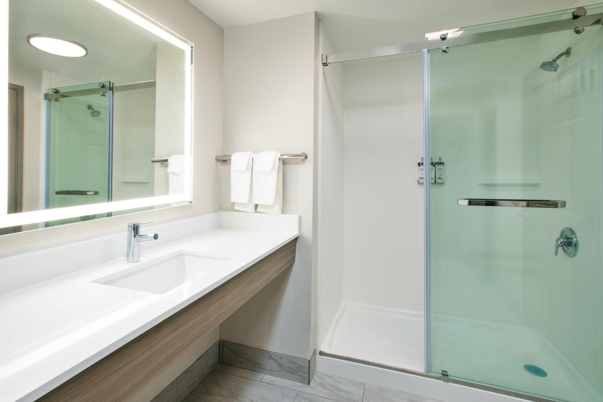 Holiday Inn Express & Suites Milwaukee Nw - Park Place By Ihg Ngoại thất bức ảnh