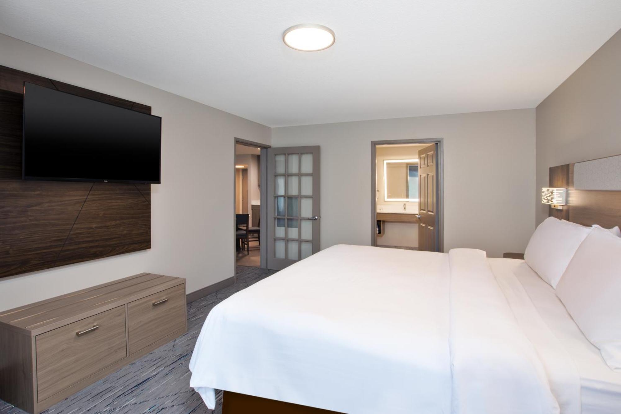 Holiday Inn Express & Suites Milwaukee Nw - Park Place By Ihg Ngoại thất bức ảnh