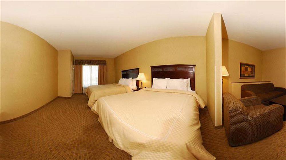 Holiday Inn Express & Suites Milwaukee Nw - Park Place By Ihg Ngoại thất bức ảnh