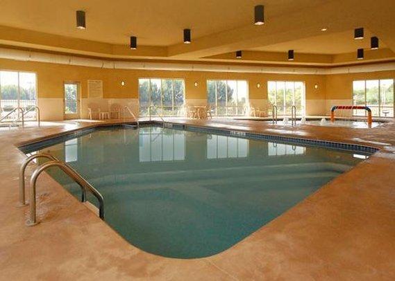 Holiday Inn Express & Suites Milwaukee Nw - Park Place By Ihg Ngoại thất bức ảnh
