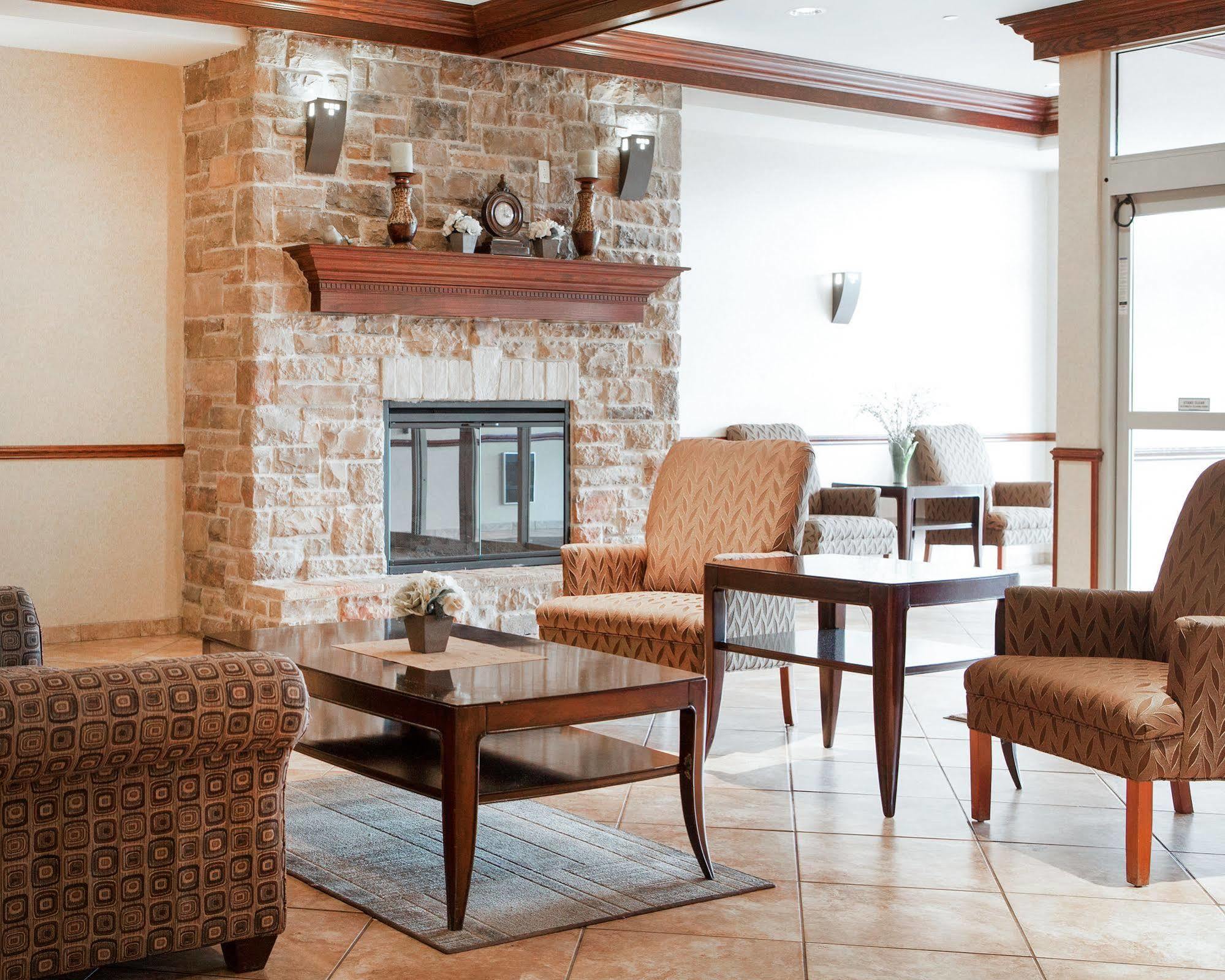 Holiday Inn Express & Suites Milwaukee Nw - Park Place By Ihg Ngoại thất bức ảnh