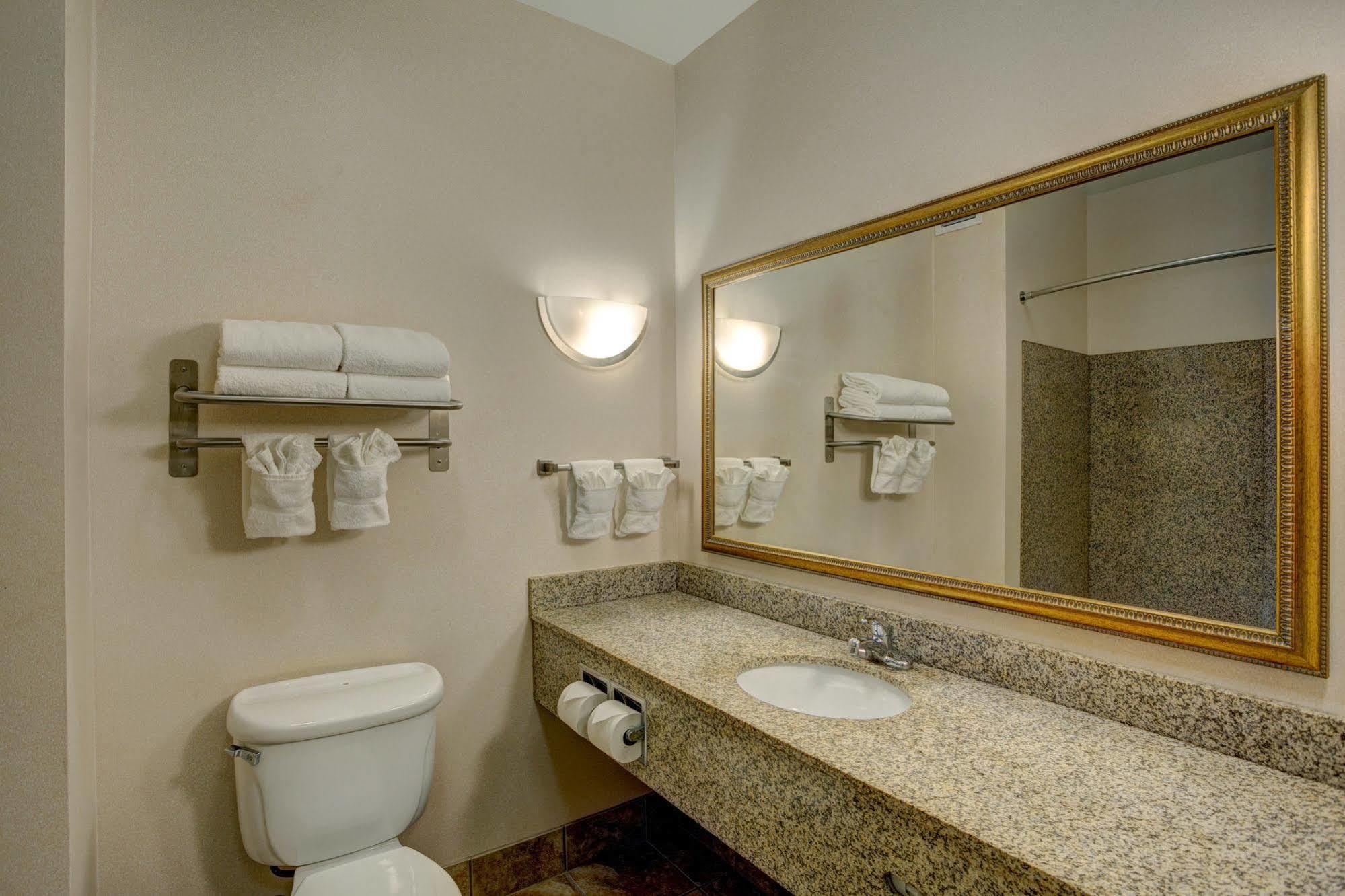 Holiday Inn Express & Suites Milwaukee Nw - Park Place By Ihg Ngoại thất bức ảnh