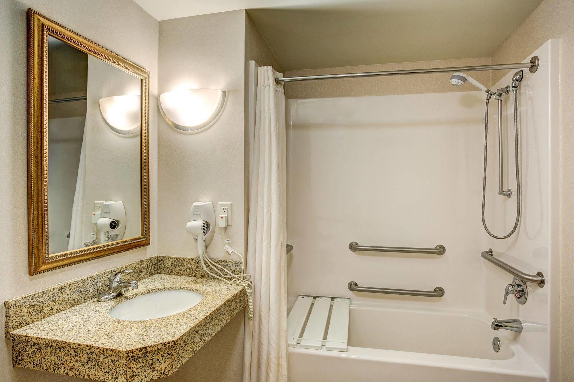 Holiday Inn Express & Suites Milwaukee Nw - Park Place By Ihg Ngoại thất bức ảnh