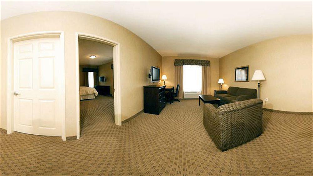 Holiday Inn Express & Suites Milwaukee Nw - Park Place By Ihg Ngoại thất bức ảnh